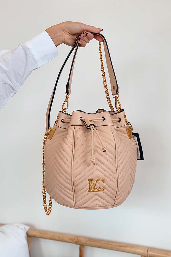La Carrie - Powder quilted bucket bag