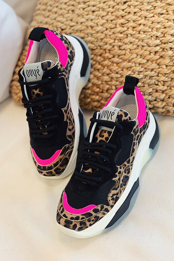 Ovyé - Sneakers leopardato con bordi fucsia