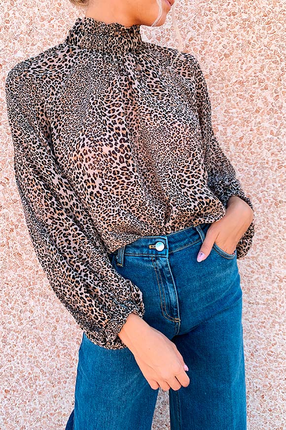 Vicolo - Camicia leopardata velata collo alto