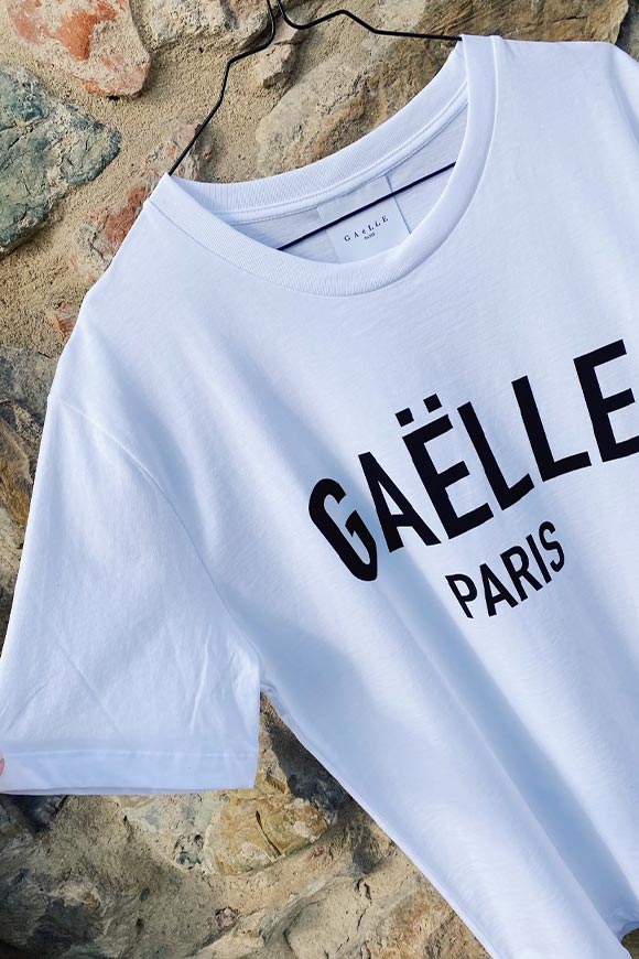 Gaelle - White t shirt with contrasting black logo
