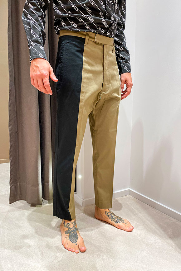 Gaelle - Pantalone beige banda larga nera in tessuto elegante
