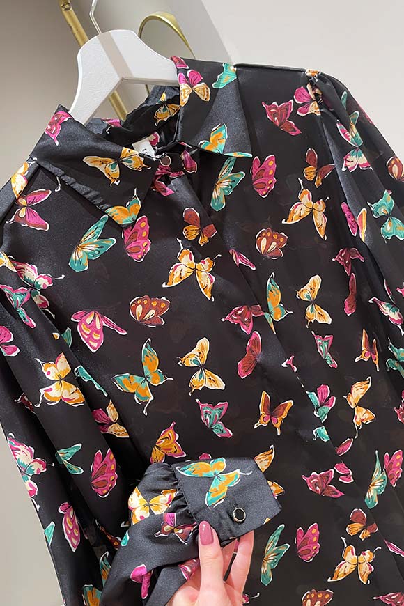 Tensione In - Camicia nera farfalle multicolor