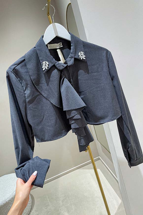 Haveone - Camicia grigia crop con gioiello e rouches