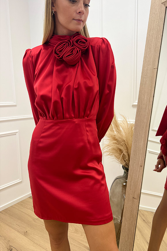 Actualee - Vestito rosso in raso con dettaglio roselline