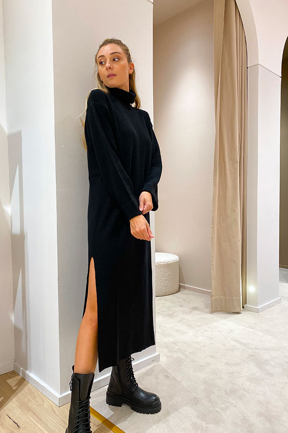 Kontatto - Long black knit dress with side slits
