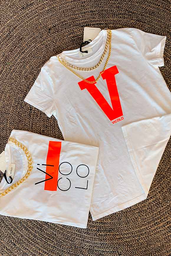 Vicolo - T shirt bianca "V" arancio fluo con catena oro