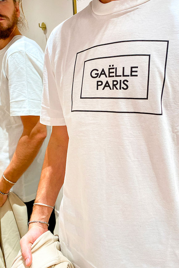 Gaelle - White t-shirt with logo and black contrasting square