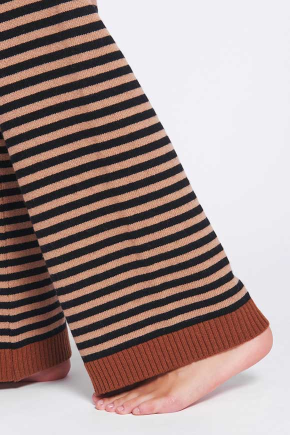 Vicolo - Camel / black narrow striped knit trousers