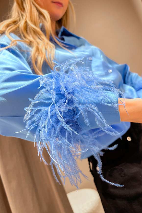 Tensione In - Camicia azzurra in raso con piume