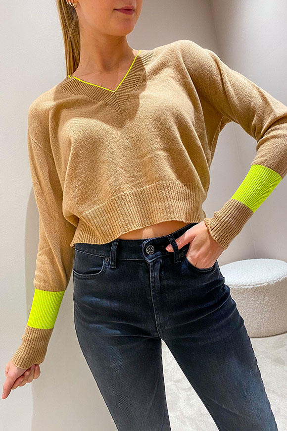 Vicolo - Camel V-neck sweater with yellow fluo details in cashmere