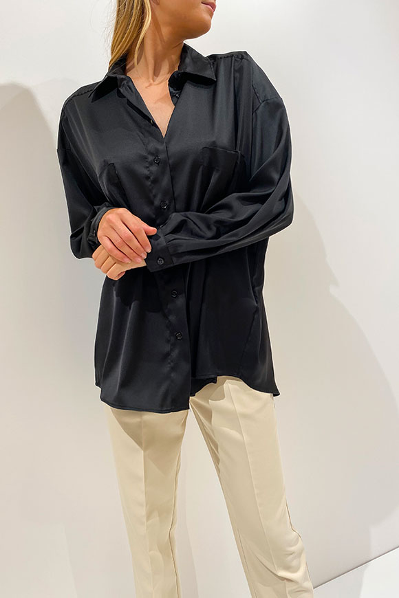 Vicolo - Black oversized satin shirt with pockets