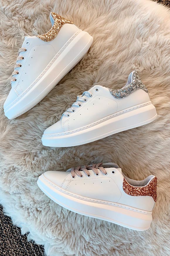Ovyé - White sneakers with gold glitter heel