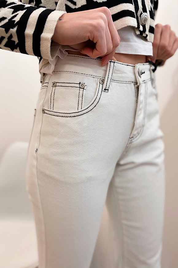 Glamorous - Jeans Bootcut bianchi con cuciture nere a contrasto