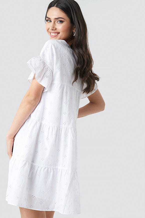 NA-KD - Dress in white sangallo lace apron