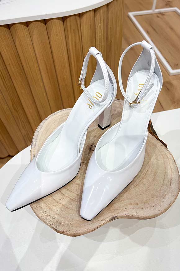 Ovyé - White patent leather pumps with pointed toe and rubber heel