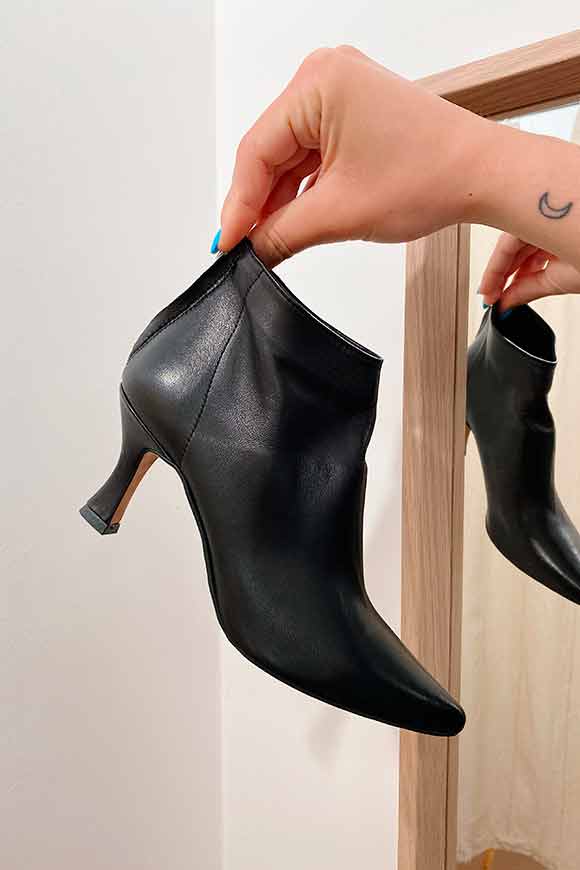 Ovyé - Black leather ankle boot