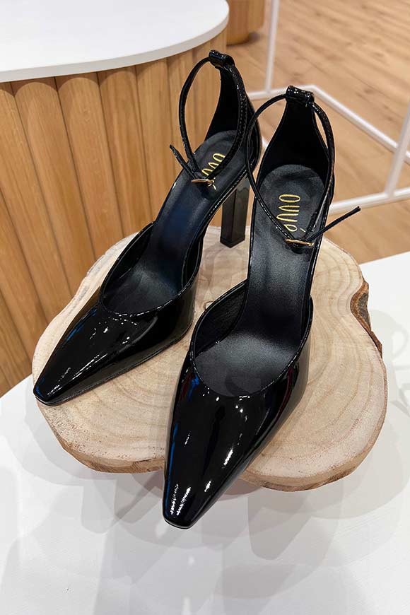 Ovyé - Black patent leather pumps with pointed toe and rubber heel