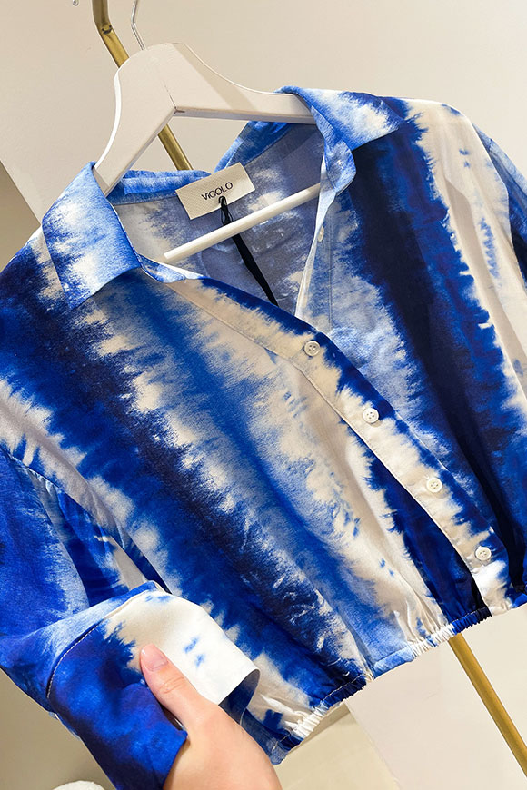 Vicolo - Camicia crop tie dye blu con bottoni obliqui
