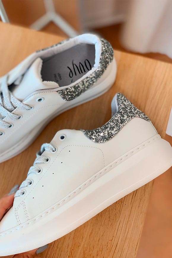Ovyé - Sneakers bianche con tallone argento glitter