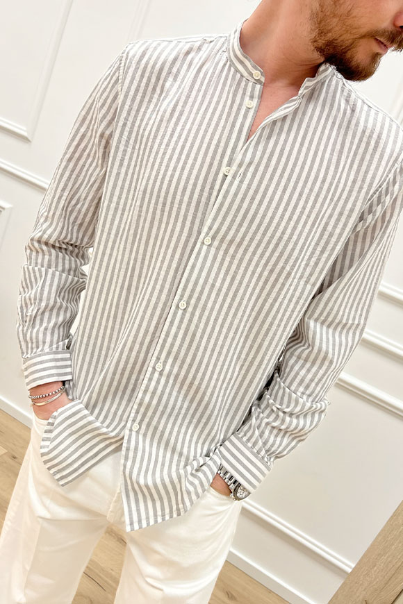 Camicia coreana rigata grigia e bianca slim fit