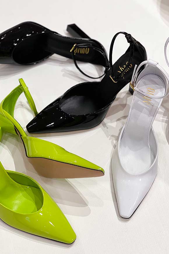 Ovyé - Acid green decollete in patent leather with pointed toe and rubber heel