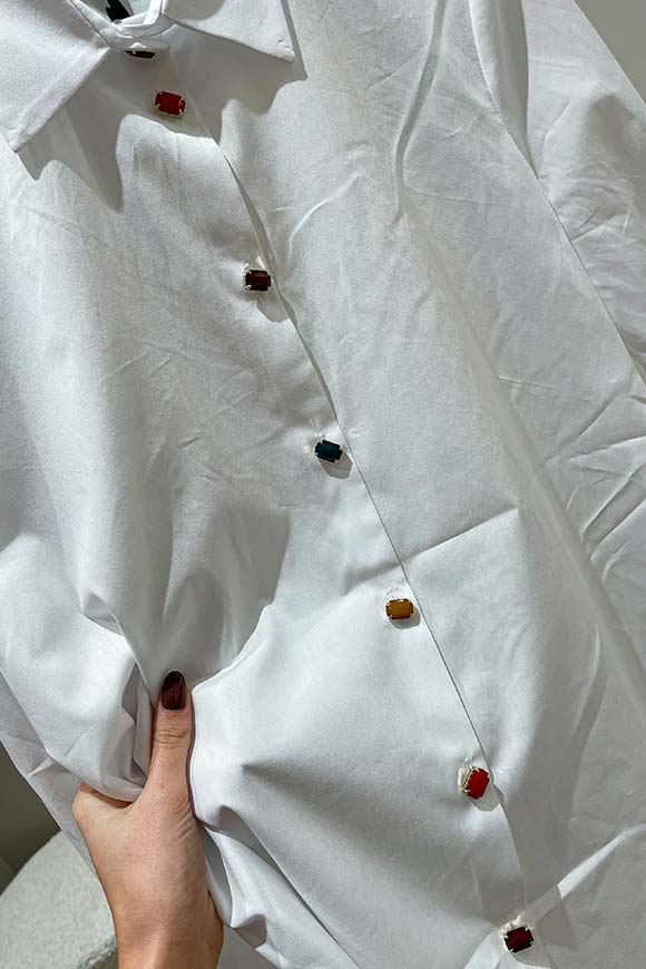 Vicolo - Camicia basic bianca con bottoni gioiello colorati