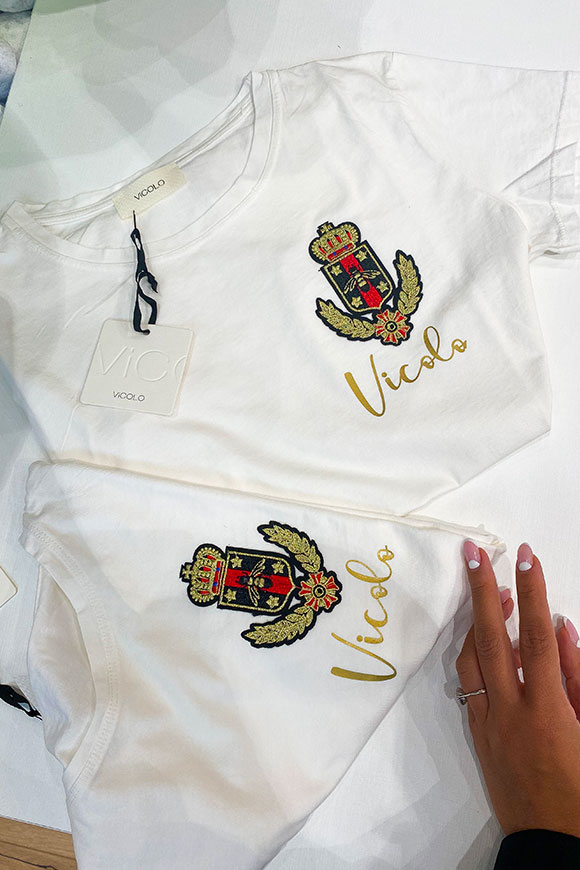 Vicolo - Basic white T-shirt with patch and gold writing "Vicolo"