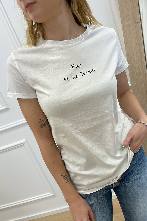 Vicolo - T shirt bianca ricamo "Kiss se ne frega"