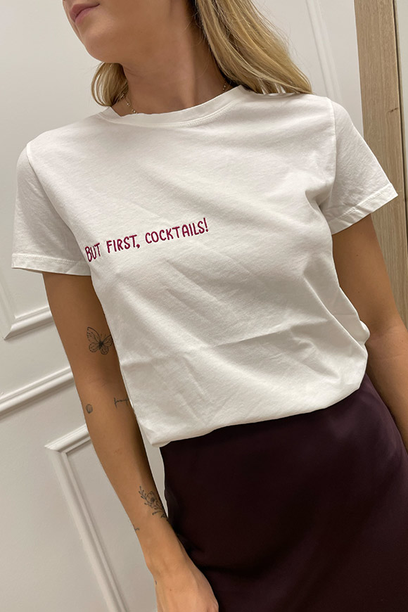 Vicolo - T shirt con scritta vinaccia "but first, cocktails"