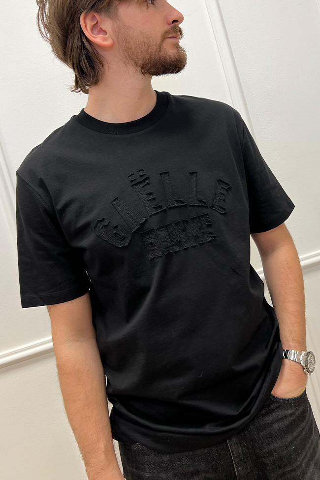 Gaelle - T shirt nera con logo ricamato in tono