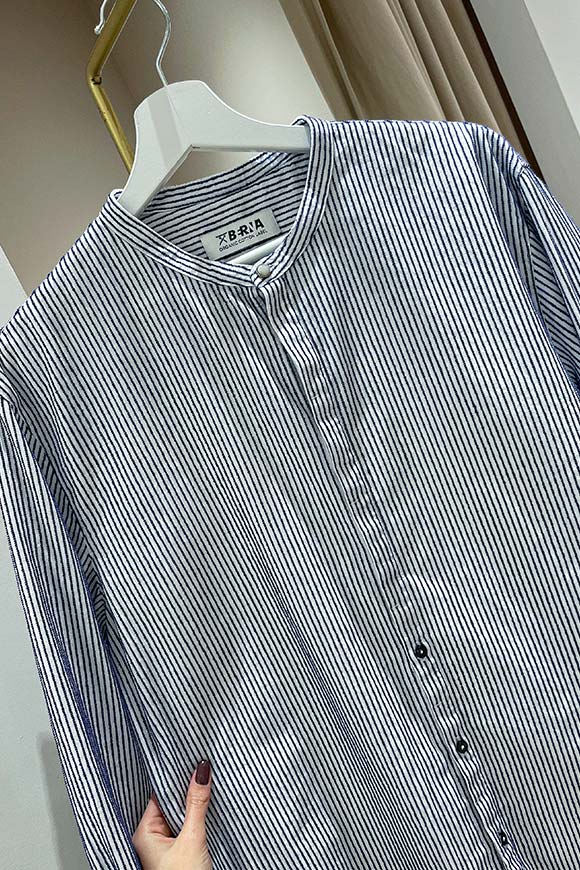 Berna - Camicia coreana bianca righe blu ricamate