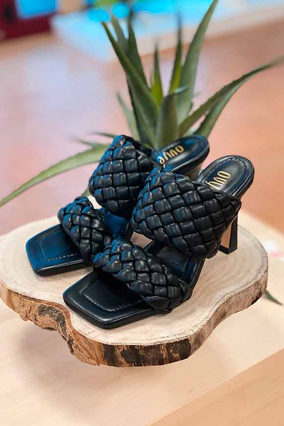 Ovyé - Black sandals with intertwined bands