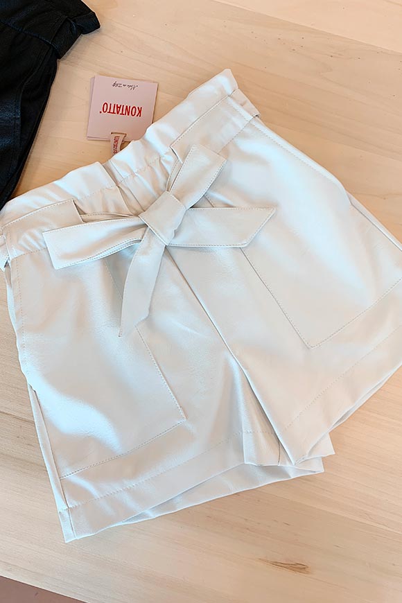 Kontatto - Pantaloncini bianchi con fiocco in ecopelle
