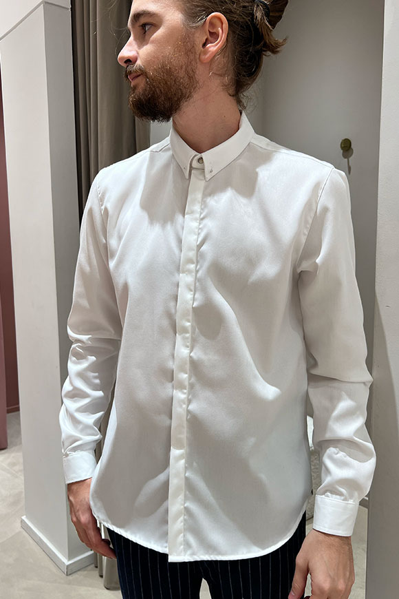 Berna - Camicia bianca piercing nel colletto