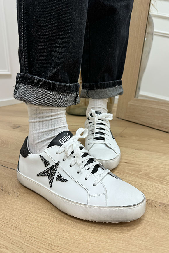 Ovyé - Sneakers bianca con dettagli neri e stella glitter