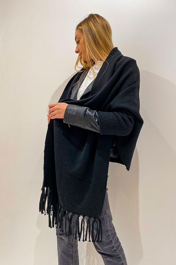 Vicolo - Black shawl cardigan with fringes