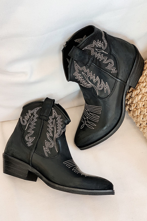 Ovyé - Black cowboy boots with white stitching
