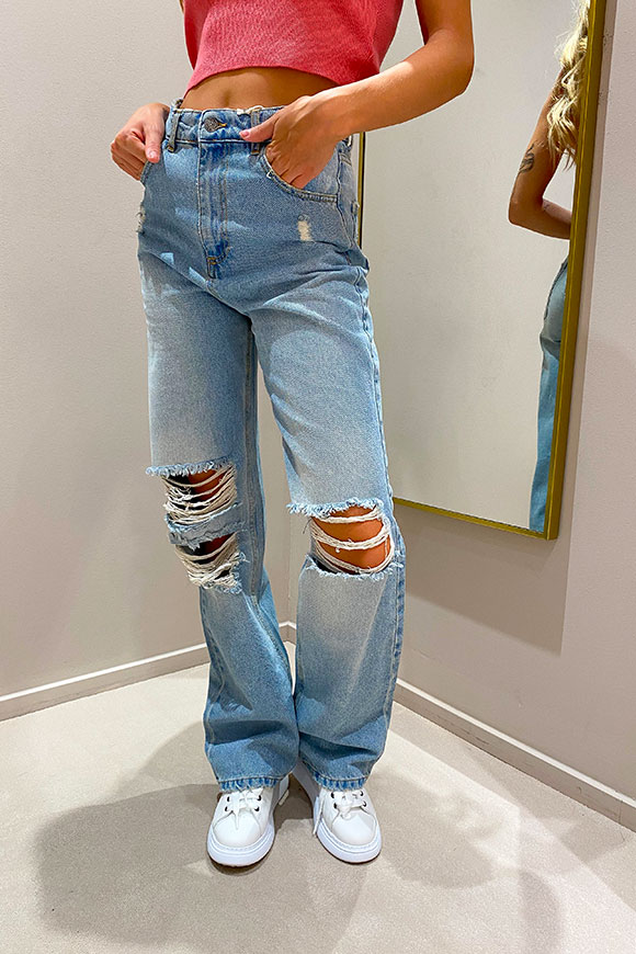 Kontatto - Jeans wide leg in denim chiaro con rotture