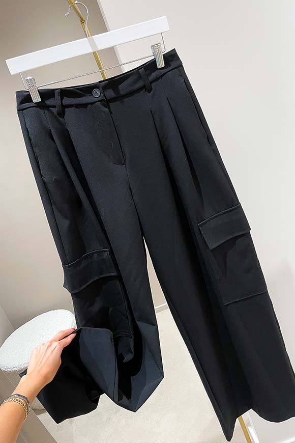 Tensione In - Pantaloni neri con pinces e tasconi