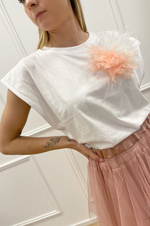 Haveone - T shirt con spilla in organza rosa e bianca