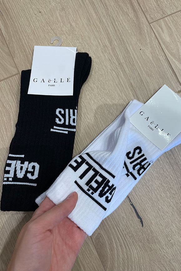 Gaelle - White sock with black logo in contrast