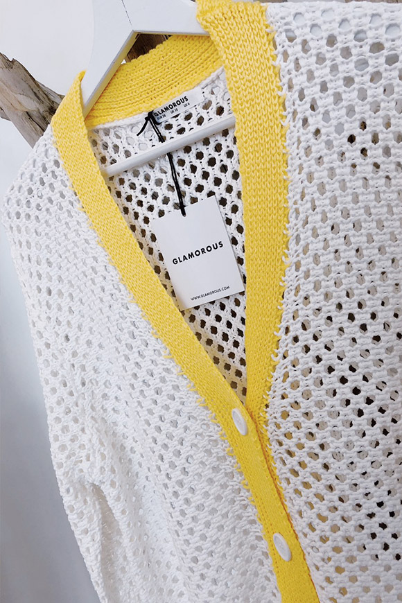 Glamorous - Cardigan bianco con bordi gialli a maglia grande