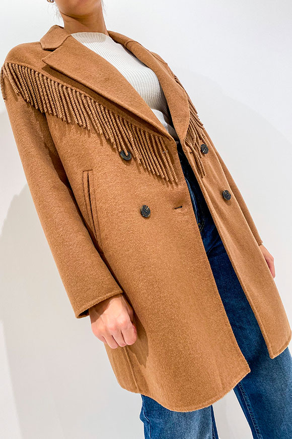 Vicolo - Double-breasted camel coat with fringes