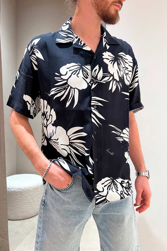 Gaelle - Black shirt with half sleeve floral print