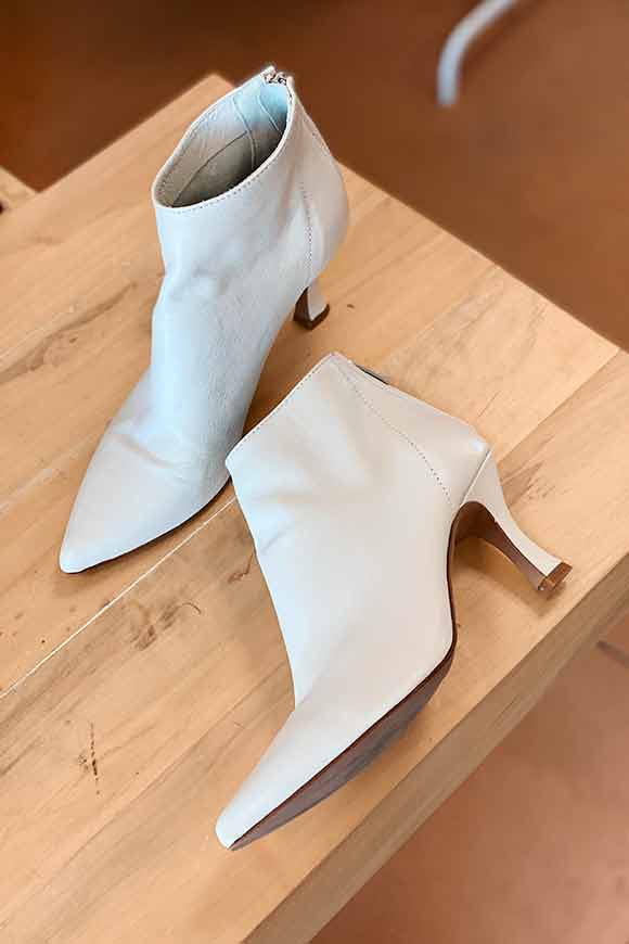 Ovyé - Ivory leather ankle boot