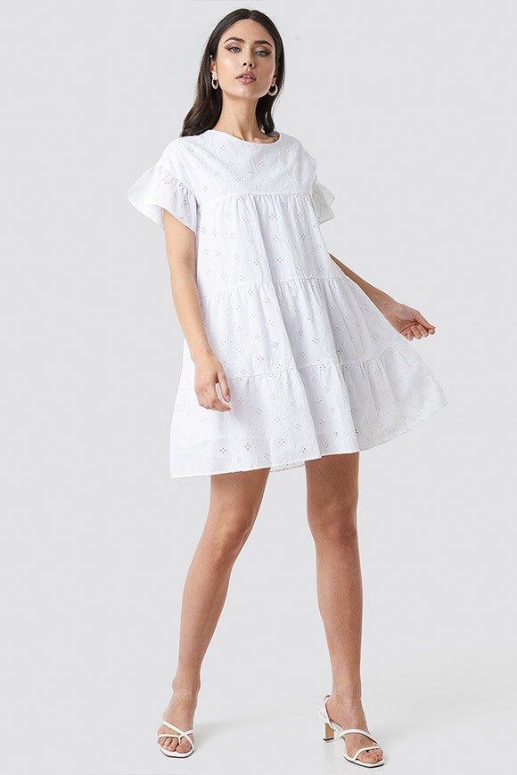 NA-KD - Dress in white sangallo lace apron