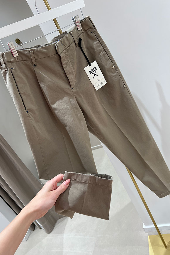 Berna - Pantalone chino tortora con pinces e tasche diverse sul retro