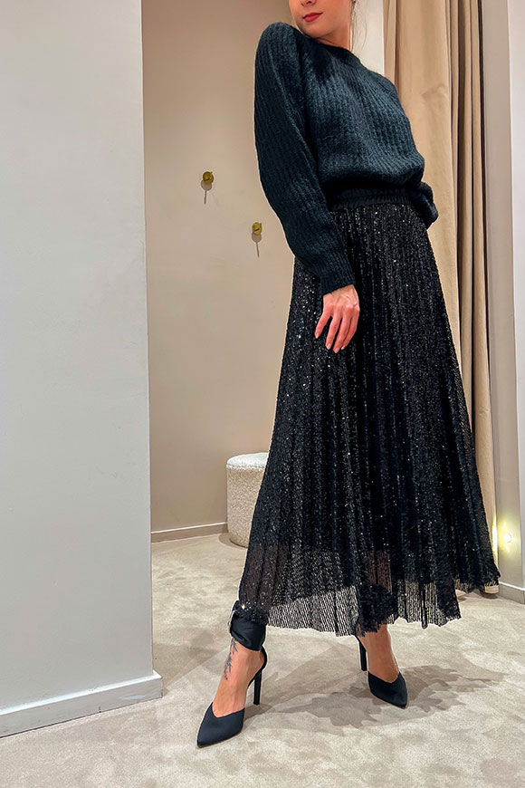 Tensione In - Long black pleated skirt in long sequins