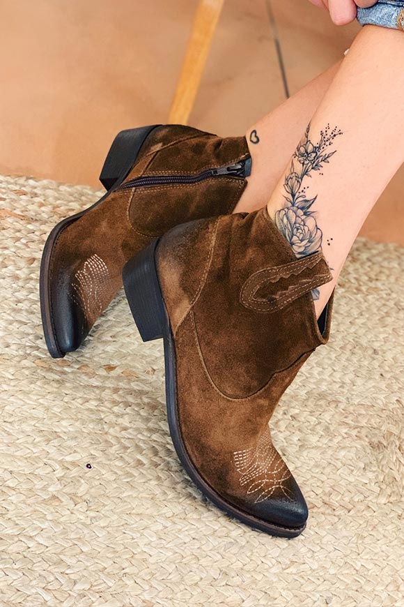 Ovyé - Low brown Texan ankle boots in suede