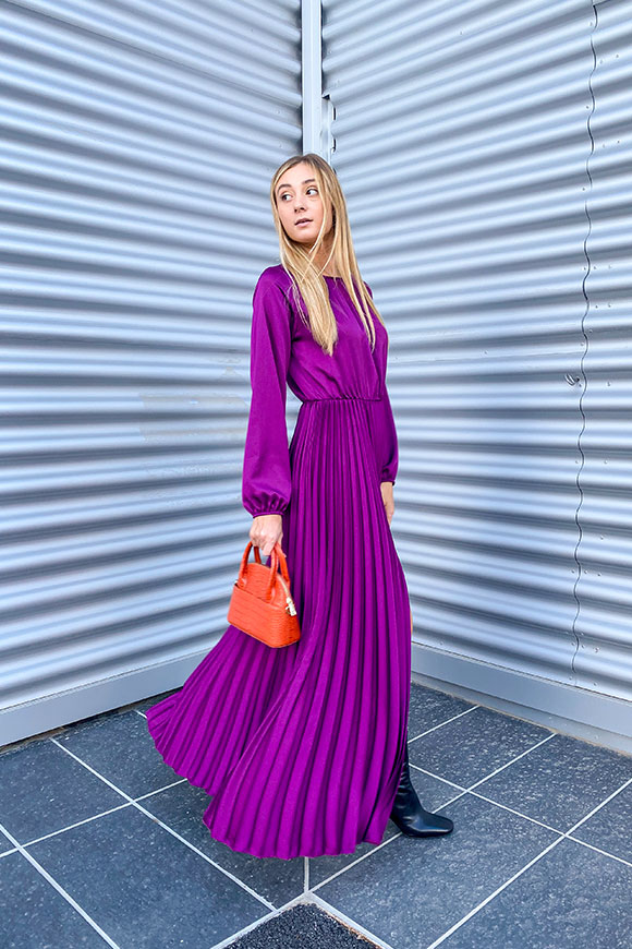 Tensione In - Aubergine dress with pleated skirt and side slits